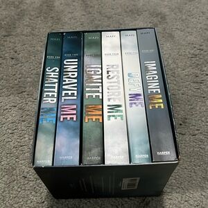 Shatter me series by Tahereh Mafi